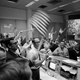 El equipo de la NASA celebra el éxito de Apollo 11 en 1969.